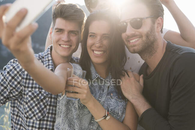 Giovani amici adulti scattare selfie alla festa terrazza sul tetto — Foto stock