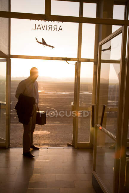 Чоловік прибуває в маленький аеропорт — стокове фото