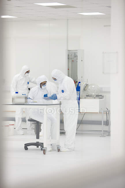 Scienziati che lavorano in laboratorio — Foto stock