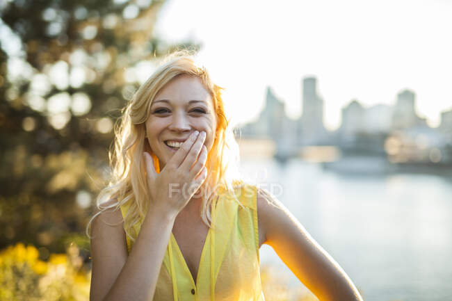 Retrato de bela menina loira dançando com paisagem urbana para trás durante o verão — Fotografia de Stock