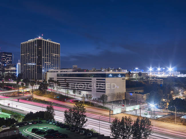 Vue aérienne du centre-ville de Los Angeles la nuit — Photo de stock