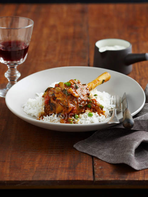 Plate of lamb, peas and rice served on table — Stock Photo
