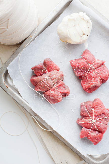 Vassoio di carne con aglio e sale — Foto stock