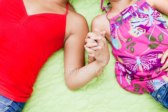 Madre e figlia che si tengono per mano, da vicino — Foto stock