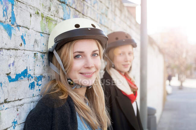 Mulheres usando capacetes de bicicleta — Fotografia de Stock