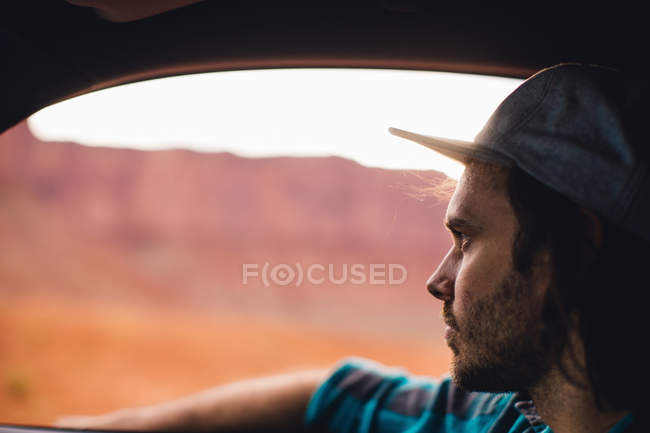 Junger Mann blickt durch Autofenster, Denkmal Tal, arizona, USA — Stockfoto