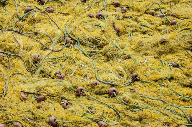 Primo piano della rete da pesca gialla essiccazione alla luce del sole, Corfù, Grecia — Foto stock