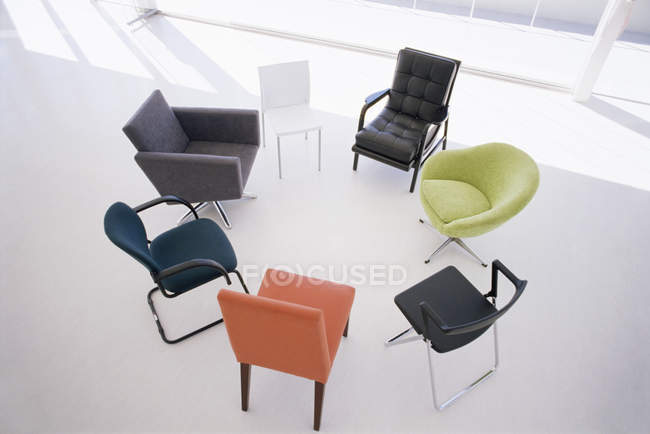 Stühle im Kreis angeordnet — Stockfoto