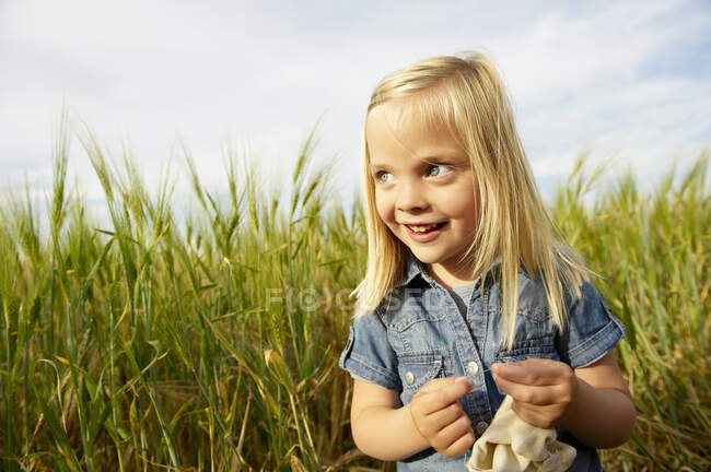 Girl in a wheat field — Stock Photo