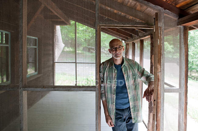 Homme âgé sur le porche — Photo de stock