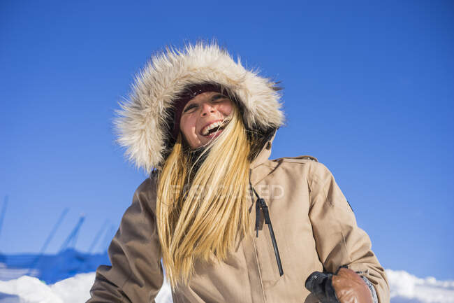 Portrait de belle femme aux cheveux blonds en hiver, Montréal, Québec, Canada, — Photo de stock