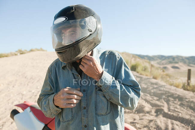 Homem usando capacete de choque — Fotografia de Stock