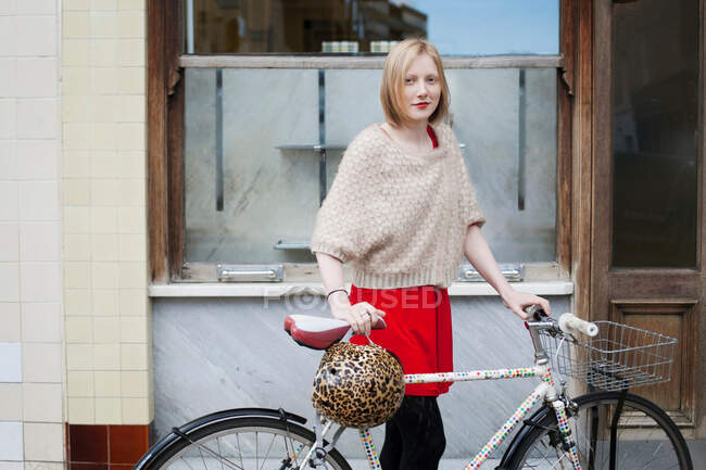 Frau läuft Fahrrad auf der Stadtstraße — Stockfoto