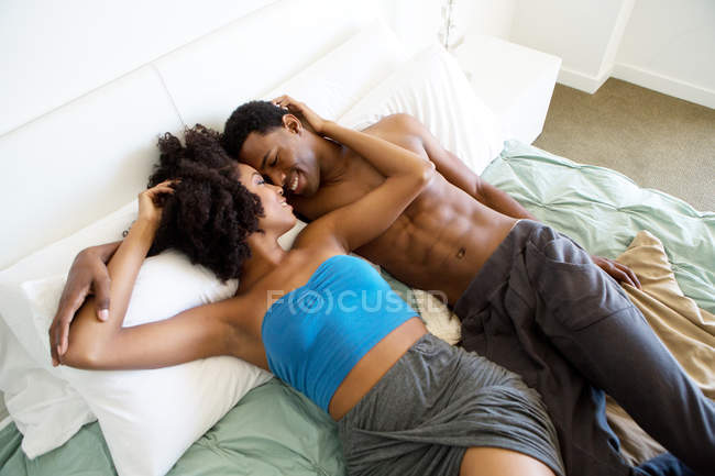 Ritratto di giovane coppia sdraiata sul letto — Foto stock
