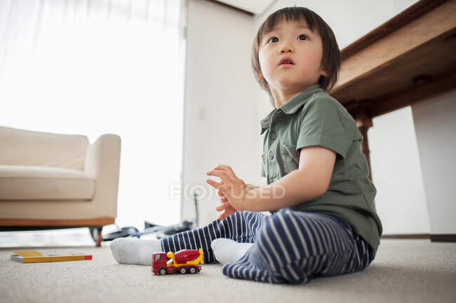 Menino brincando com carro de brinquedo, retrato — Fotografia de Stock