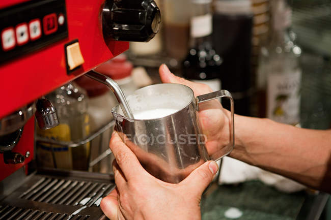 Barista haciendo café en la cafetería - foto de stock