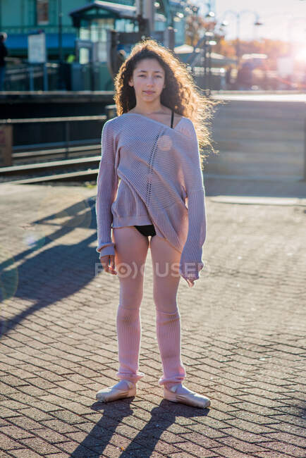 Retrato de una adolescente vestida con ropa de baile, al aire libre - foto de stock