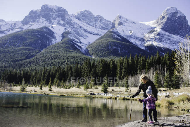 Nonna e nipote accanto al fiume, Tre Sorelle, Montagne Rocciose, Canmore, Alberta, Canada — Foto stock
