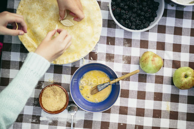 Immagine ritagliata di madre e figlia preparare torta di frutta fatta in casa — Foto stock