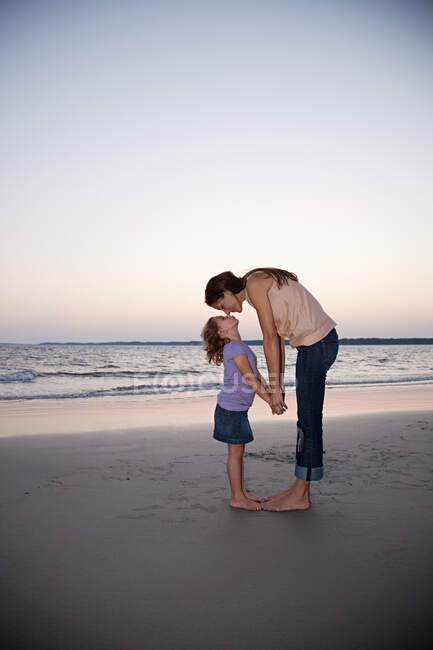 Mère affectueuse et fille sur une plage — Photo de stock