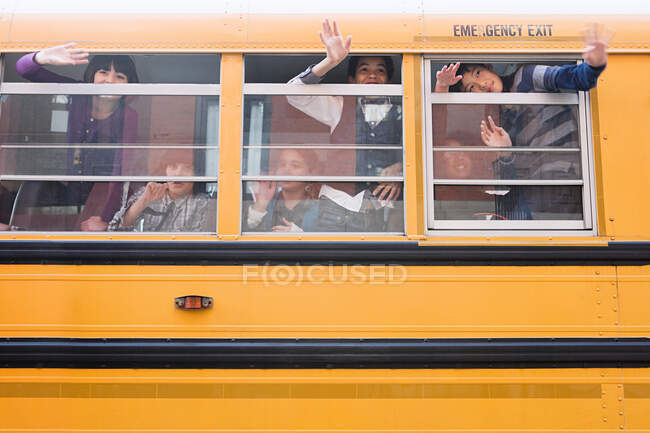 Діти на шкільний автобус — стокове фото