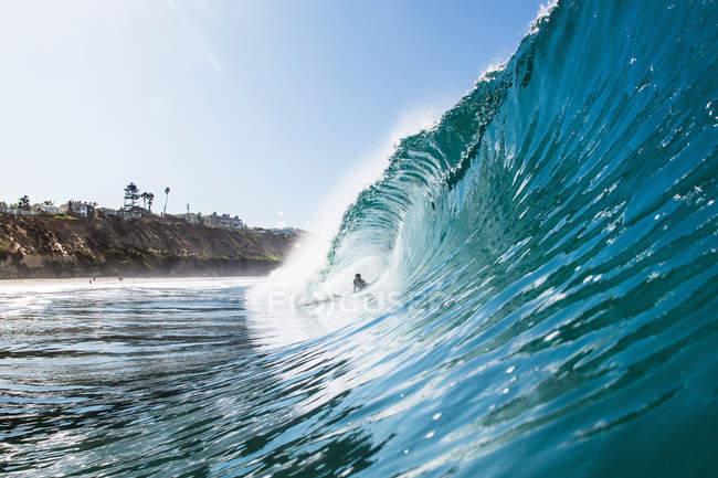 Surfer reitet unter der Welle — Stockfoto