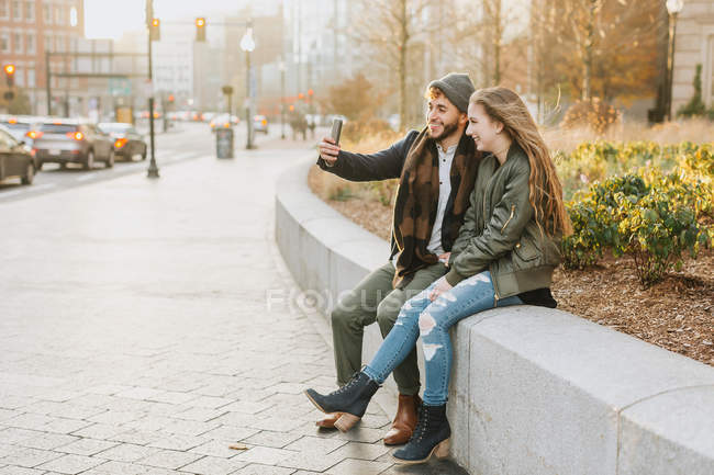 Casal jovem tirando selfie na cidade, Boston, Massachusetts, EUA — Fotografia de Stock