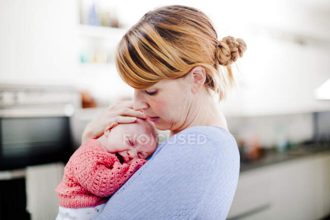 Mother holding newborn daughter — Stock Photo