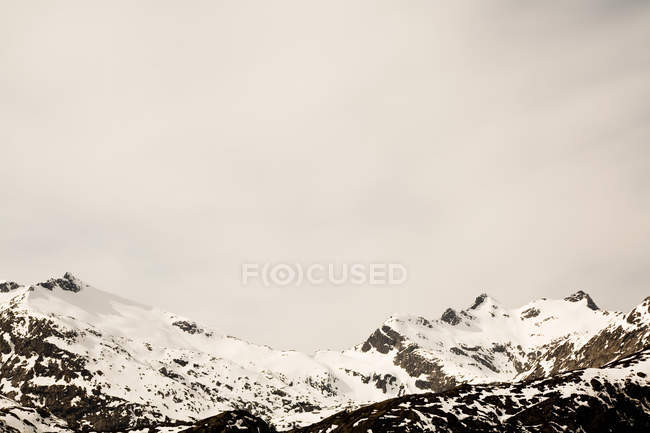 Snowcapped mountains and clouds — Stock Photo