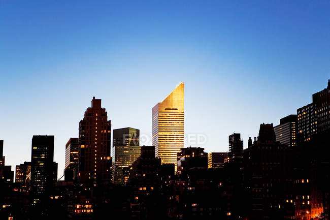 Manhattan skyline por la noche - foto de stock