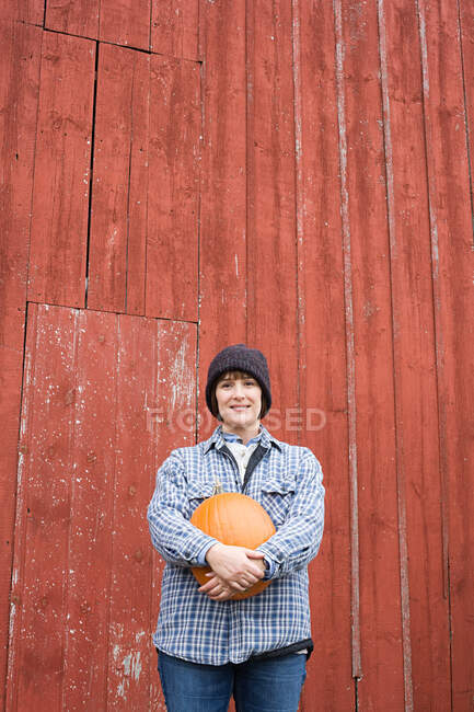Agricoltrice che detiene una zucca — Foto stock