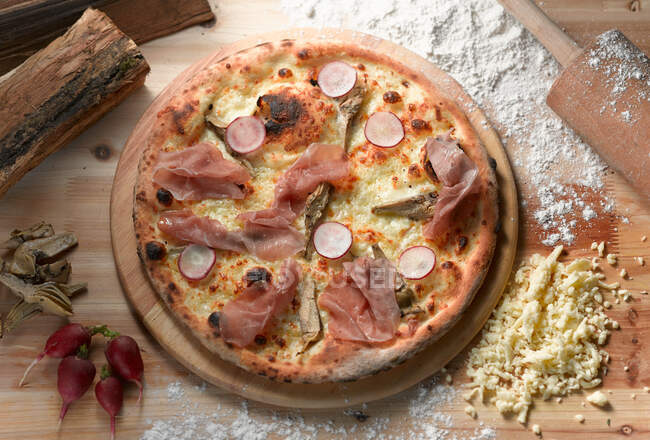 Pizza con jamón, queso y champiñones - foto de stock