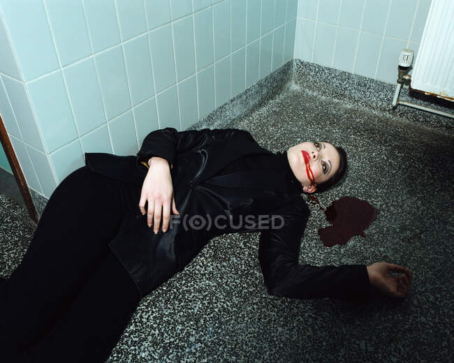 Женщина лежит мертвая на полу — стоковое фото