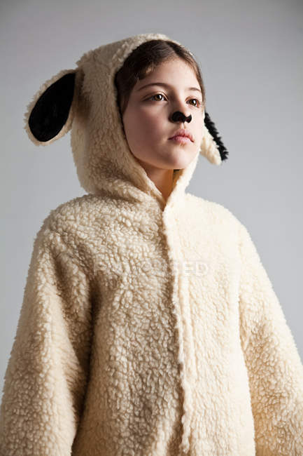 Chica joven vestida con traje de oveja - foto de stock