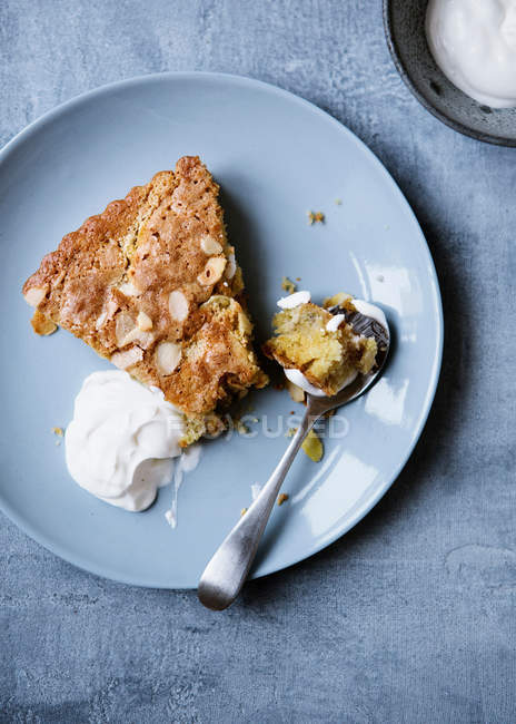 Apple pie with almond flakes — Stock Photo