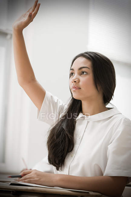 Ritratto di studentessa che tiene la mano in su — Foto stock