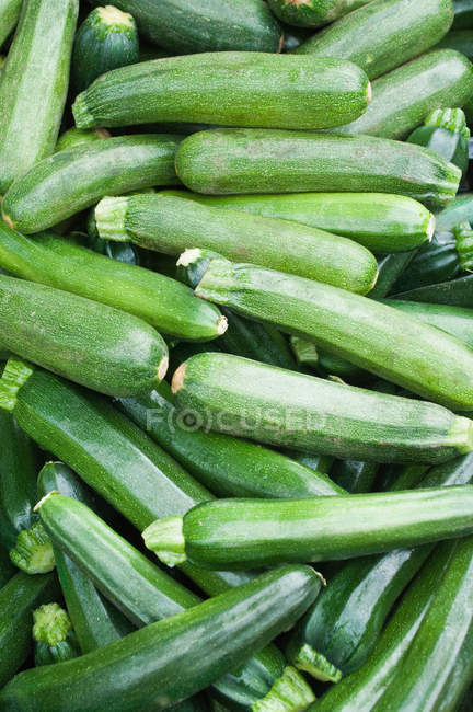 Pila de calabacines verdes, vista superior - foto de stock