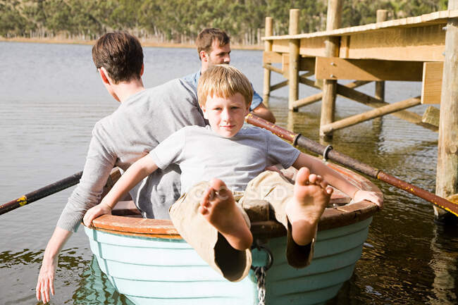 Familie mit Ruderboot — Stockfoto