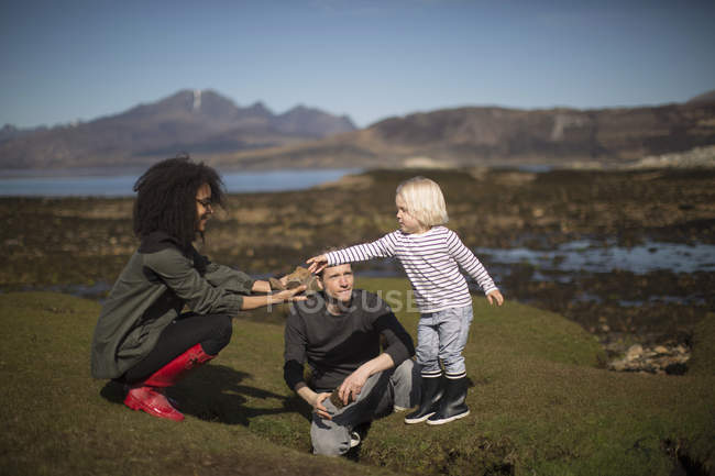 Мать показывает сыну скалу, остров Скай, Огайо, Шотландия — стоковое фото