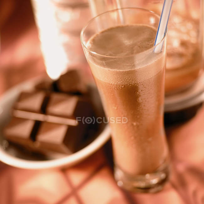 Batido de chocolate em vidro — Fotografia de Stock