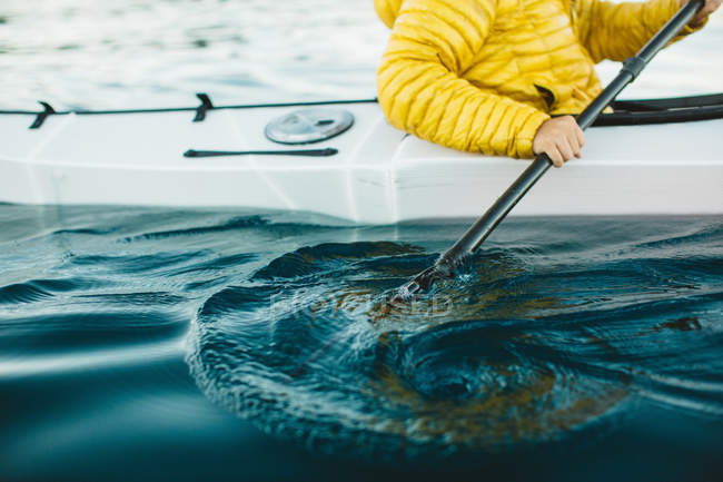 Maschio in kayak bianco sculling — Foto stock