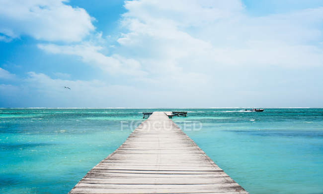 Pier and turquoise water in San Pedro — Stock Photo