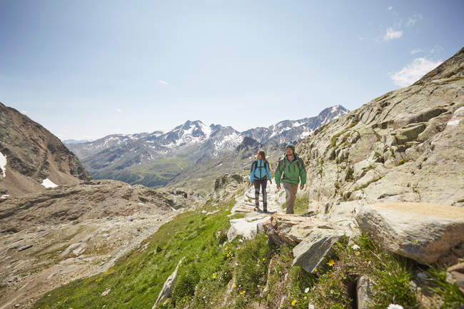 Caminhadas de jovens casais no Glaciar Val Senales, Val Senales, Tirol do Sul, Itália — Fotografia de Stock