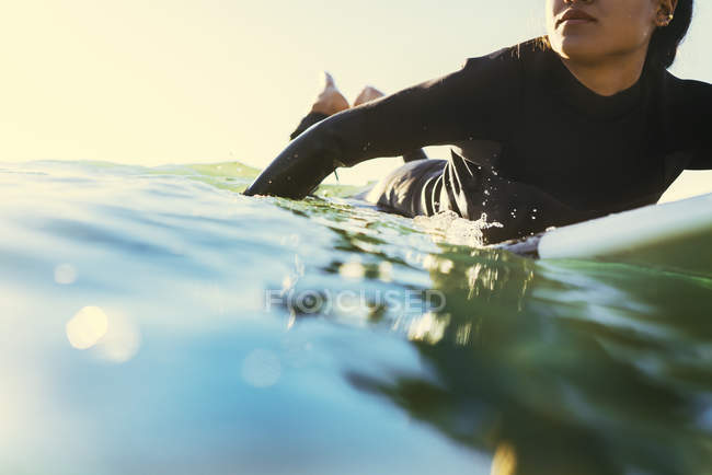 Giovane surfista donna che rema surf in mare, Newport Beach, California, USA — Foto stock
