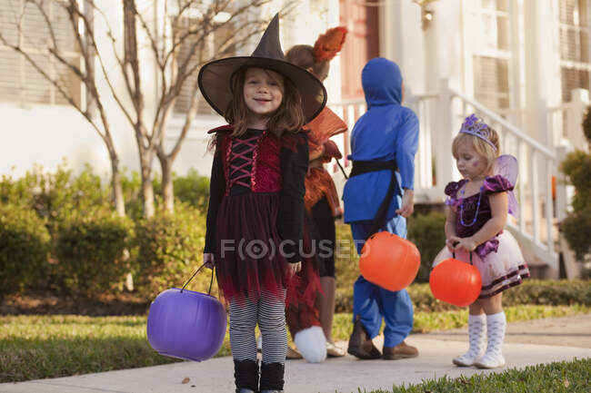 Children going trick or treating — Stock Photo
