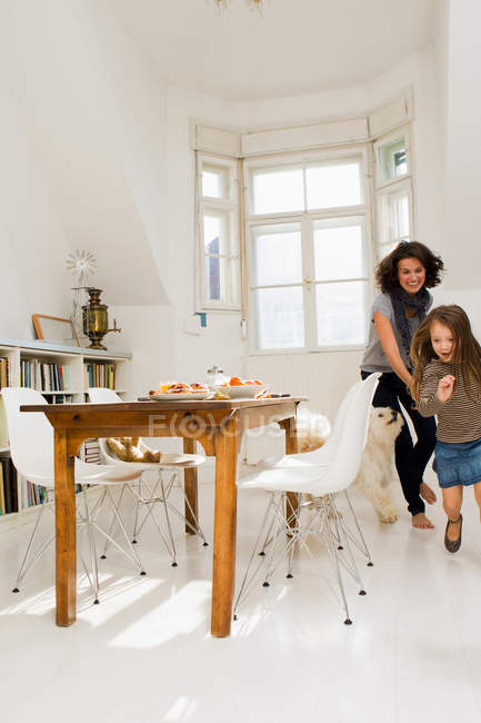 Frau spielt mit Tochter in Küche — Stockfoto