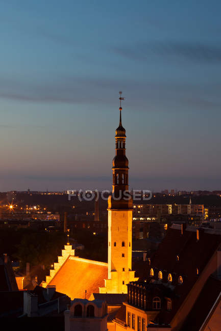 Chiesa campanile illuminato di notte — Foto stock