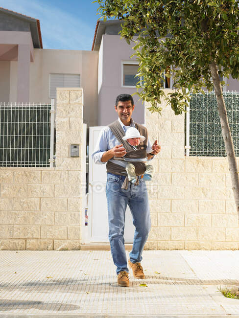 Vater blickt mit Baby in Kamera — Stockfoto