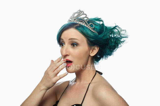 Junge Frau mit grünen Haaren trägt Diadem und sieht überrascht aus — Stockfoto