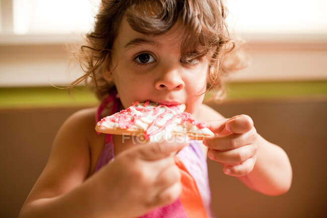 Fille manger étoile en forme de cookie — Photo de stock